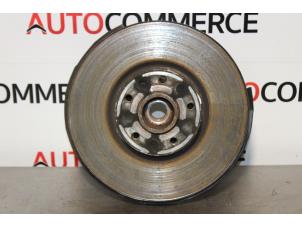 Gebruikte Fusee links-voor Peugeot 3008 II (M4/MC/MJ/MR) 1.2 12V e-THP PureTech 130 Prijs € 75,00 Margeregeling aangeboden door Autocommerce