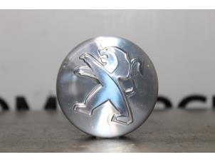 Gebruikte Naafkapje Peugeot 2008 (CU) 1.2 12V e-THP PureTech 110 Prijs € 10,00 Margeregeling aangeboden door Autocommerce