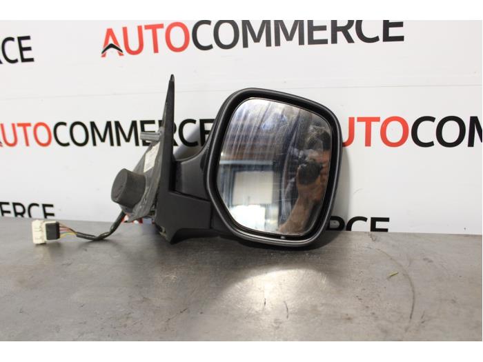 Buitenspiegel rechts van een Peugeot Partner Combispace 1.6 HDI 75 2005
