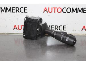 Gebruikte Schakelaar Ruitenwisser Renault Captur (2R) 1.5 Energy dCi 90 FAP Prijs € 55,00 Margeregeling aangeboden door Autocommerce