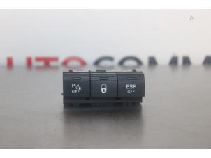 Gebruikte Schakelaar Centr. Deurvergrendeling Peugeot 1007 (KM) 1.6 GTI,Gentry 16V Prijs € 20,00 Margeregeling aangeboden door Autocommerce