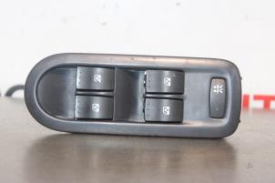 Gebruikte Schakelaar Elektrisch Raam Renault Megane II (BM/CM) 1.4 16V 98 Prijs op aanvraag aangeboden door Autocommerce