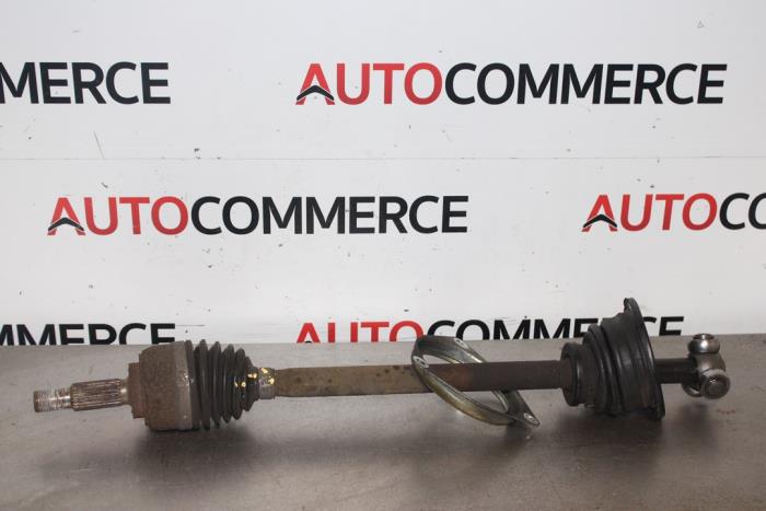 Gebruikte Aandrijfas links-voor Renault Twingo II (CN) 1.2 16V Prijs € 50,00 Margeregeling aangeboden door Autocommerce