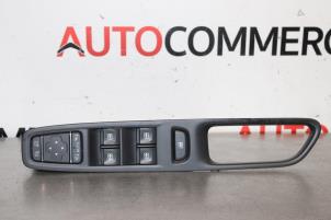 Gebruikte Raam schakelaar elektrisch Renault Captur (2R) 0.9 Energy TCE 12V Prijs € 30,00 Margeregeling aangeboden door Autocommerce