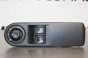 Gebruikte Raam schakelaar elektrisch Renault Clio IV (5R) 0.9 Energy TCE 90 12V Prijs € 20,00 Margeregeling aangeboden door Autocommerce