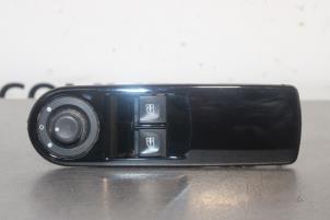 Gebruikte Elektrisch Raam Schakelaar Renault Clio IV (5R) 0.9 Energy TCE 90 12V Prijs € 20,00 Margeregeling aangeboden door Autocommerce