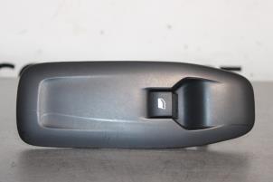 Gebruikte Raam schakelaar elektrisch Peugeot 208 I (CA/CC/CK/CL) 1.0 Vti 12V PureTech Prijs op aanvraag aangeboden door Autocommerce