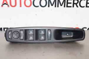 Gebruikte Ruit schakelaar elektrisch Renault Megane III Grandtour (KZ) 1.6 16V Prijs € 45,00 Margeregeling aangeboden door Autocommerce