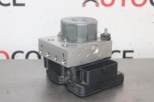 Gebruikte ABS Pomp Renault Clio IV Estate/Grandtour (7R) 0.9 Energy TCE 90 12V Prijs € 70,00 Margeregeling aangeboden door Autocommerce