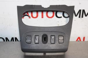 Gebruikte Elektrisch Raam Schakelaar Dacia Sandero II 0.9 TCE 12V Prijs € 30,00 Margeregeling aangeboden door Autocommerce