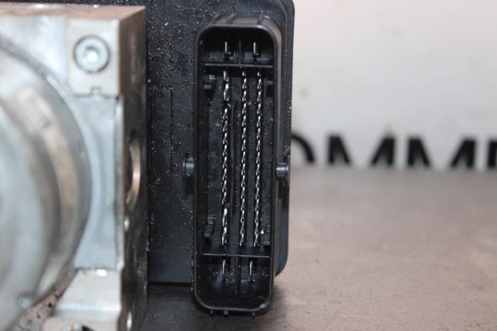 ABS Pomp van een Opel Corsa F (UB/UH/UP) 1.2 Turbo 12V 100 2021