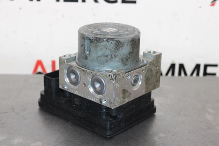 ABS Pomp van een Opel Corsa F (UB/UH/UP) 1.2 Turbo 12V 100 2021