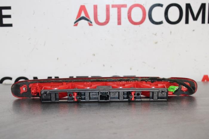 Extra Remlicht midden van een Peugeot 107 1.0 12V 2014