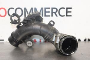 Gebruikte Intercooler Buis Peugeot 308 SW (L4/L9/LC/LJ/LR) 1.2 12V e-THP PureTech 110 Prijs € 20,00 Margeregeling aangeboden door Autocommerce