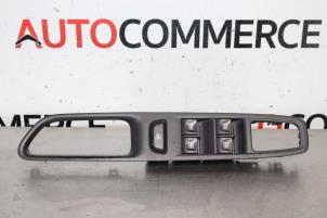 Gebruikte Raam schakelaar elektrisch Renault Clio IV (5R) 0.9 Energy TCE 75 12V Prijs € 30,00 Margeregeling aangeboden door Autocommerce