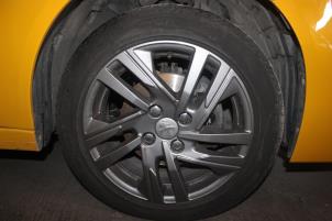 Gebruikte Velgen set + banden Peugeot 208 II (UB/UH/UP) 1.2 Vti 12V PureTech 75 Prijs € 550,00 Margeregeling aangeboden door Autocommerce