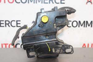 Gebruikte Additatief tank Peugeot 308 (L3/L8/LB/LH/LP) 1.6 BlueHDi 115 Prijs € 180,00 Margeregeling aangeboden door Autocommerce