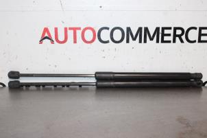 Gebruikte Set Gasdempers Achterklep Renault Megane III Grandtour (KZ) 1.5 dCi 110 Prijs € 20,00 Margeregeling aangeboden door Autocommerce