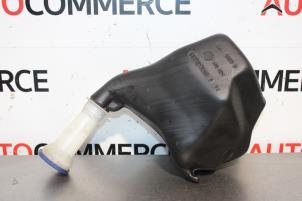 Gebruikte Ruitensproeiertank voor Peugeot 106 II 1.4 XN,XR,XT Prijs € 25,00 Margeregeling aangeboden door Autocommerce