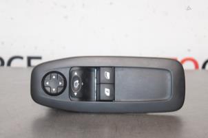 Gebruikte Raam schakelaar elektrisch Peugeot 208 I (CA/CC/CK/CL) 1.2 Vti 12V PureTech Prijs € 45,00 Margeregeling aangeboden door Autocommerce