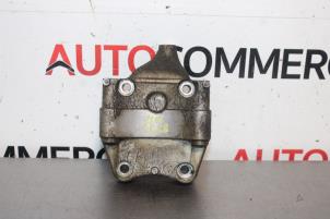 Gebruikte Dynamosteun boven Peugeot 206 (2A/C/H/J/S) 1.4 XR,XS,XT,Gentry Prijs € 15,00 Margeregeling aangeboden door Autocommerce