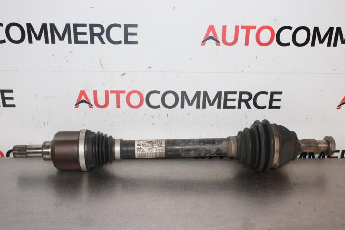 Gebruikte Aandrijfas links-voor Peugeot 208 I (CA/CC/CK/CL) 1.6 Blue HDi 100 Prijs € 50,00 Margeregeling aangeboden door Autocommerce