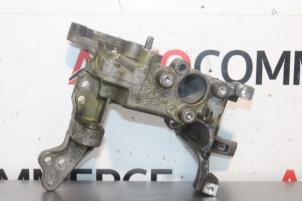 Gebruikte Dynamosteun boven Peugeot 208 I (CA/CC/CK/CL) 1.6 Blue HDi 100 Prijs € 25,00 Margeregeling aangeboden door Autocommerce