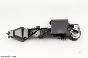 Nieuwe Handgreep Renault Master III (EV/HV/UV/VA/VB/VD/VF/VG/VJ) 2.3 dCi 100 16V FWD Prijs € 66,55 Inclusief btw aangeboden door Autocommerce