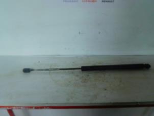 Gebruikte Gasdemper links-achter Renault Megane II Grandtour (KM) 1.5 dCi 105 Prijs € 10,00 Margeregeling aangeboden door Autocommerce