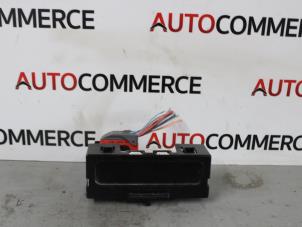 Gebruikte Display Interieur Renault Megane II (BM/CM) 1.6 16V Prijs € 20,00 Margeregeling aangeboden door Autocommerce