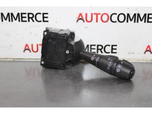 Gebruikte Schakelaar Ruitenwisser Renault Captur (2R) 1.5 Energy dCi 90 FAP Prijs € 55,00 Margeregeling aangeboden door Autocommerce