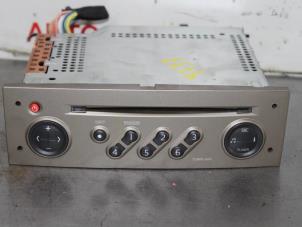 Gebruikte Radio CD Speler Renault Scénic II (JM) 1.9 dCi 120 Prijs op aanvraag aangeboden door Autocommerce