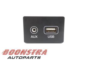 Gebruikte AUX/USB aansluiting Hyundai Tucson (TL) 2.0 CRDi 16V High Power 4WD Prijs € 36,75 Margeregeling aangeboden door Boonstra Autoparts