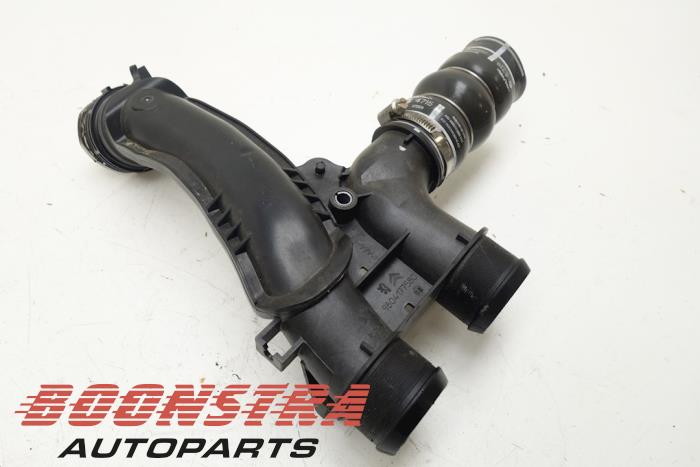 Intercooler Buis van een Peugeot 208 I (CA/CC/CK/CL) 1.6 Blue HDi 100 2015