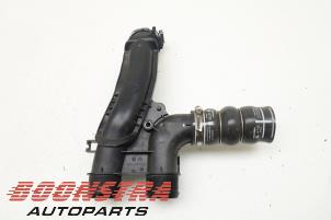 Gebruikte Intercooler Buis Peugeot 208 I (CA/CC/CK/CL) 1.6 Blue HDi 100 Prijs € 24,95 Margeregeling aangeboden door Boonstra Autoparts