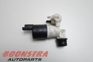 Gebruikte Ruitensproeierpomp voor Hyundai i20 (GBB) 1.2i 16V Prijs € 24,95 Margeregeling aangeboden door Boonstra Autoparts