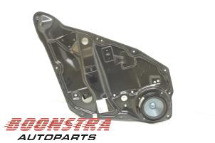 Gebruikte Ruitmechaniek 4Deurs rechts-achter Mercedes ML II (164/4JG) 3.0 ML-320 CDI 4-Matic V6 24V Prijs € 36,75 Margeregeling aangeboden door Boonstra Autoparts