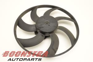 Gebruikte Koelvin Peugeot 208 I (CA/CC/CK/CL) 1.6 Blue HDi 100 Prijs € 51,75 Margeregeling aangeboden door Boonstra Autoparts