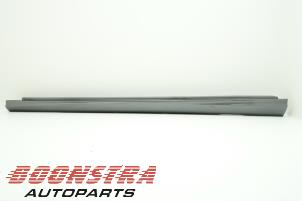 Gebruikte Zijskirt links Mercedes A (W176) 1.6 A-180 16V Prijs € 51,95 Margeregeling aangeboden door Boonstra Autoparts