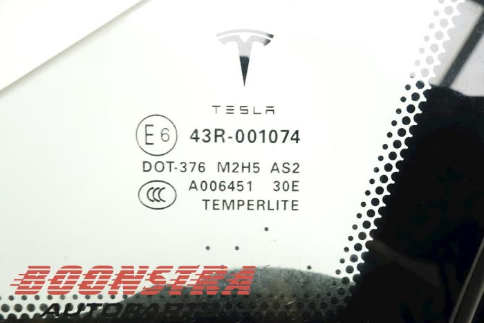Ruit Driehoek links-voor van een Tesla Model S 85 2015
