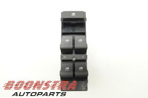 Gebruikte Raam schakelaar elektrisch Hyundai i30 (PDEB5/PDEBB/PDEBD/PDEBE) 1.0 T-GDI 12V Prijs € 36,75 Margeregeling aangeboden door Boonstra Autoparts