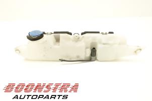 Gebruikte Ruitensproeiertank achter Jaguar F-type Convertible 3.0 S V6 24V Prijs € 44,25 Margeregeling aangeboden door Boonstra Autoparts