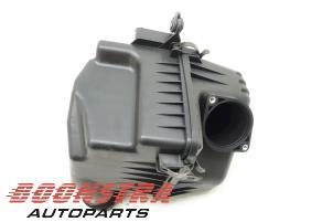 Gebruikte Luchtfilterhuis Kia Cee'd (EDB5) 1.6 CRDi 16V Prijs € 44,25 Margeregeling aangeboden door Boonstra Autoparts