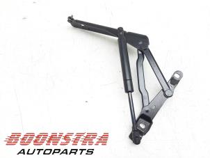 Gebruikte Achterklep Scharnier Ferrari California 4.3 V8 32V Prijs € 549,00 Margeregeling aangeboden door Boonstra Autoparts