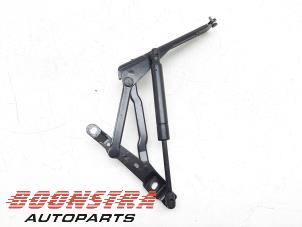 Gebruikte Achterklep Scharnier Ferrari California 4.3 V8 32V Prijs € 549,00 Margeregeling aangeboden door Boonstra Autoparts