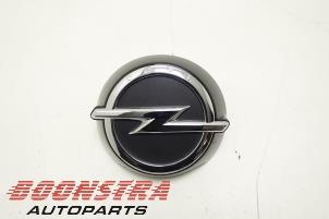 Gebruikte Handgreep Achterklep Opel Karl 1.0 12V Prijs € 44,25 Margeregeling aangeboden door Boonstra Autoparts
