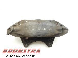 Gebruikte Remklauw (Tang) rechts-voor Tesla Model S 85 Prijs € 93,71 Margeregeling aangeboden door Boonstra Autoparts