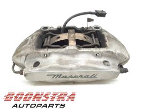 Gebruikte Remklauw (Tang) links-voor Maserati Ghibli III 3.0 Diesel Prijs € 249,95 Margeregeling aangeboden door Boonstra Autoparts