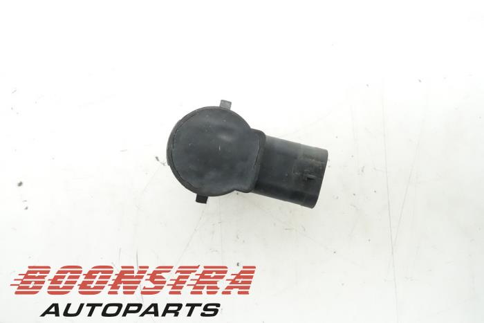 PDC Sensor van een Mercedes-Benz CLA (117.3) 1.6 CLA-200 16V 2014