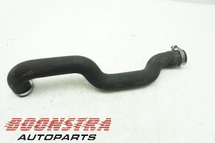 Gebruikte Intercooler Buis Landrover Defender I 2.4 TD4 16V Prijs € 24,95 Margeregeling aangeboden door Boonstra Autoparts